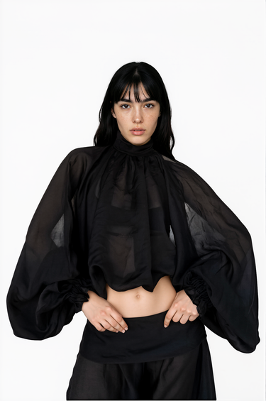 Top crop negro en voile de algodón Top Manga Larga Paraíso con cuello alto y mangas abullonadas.