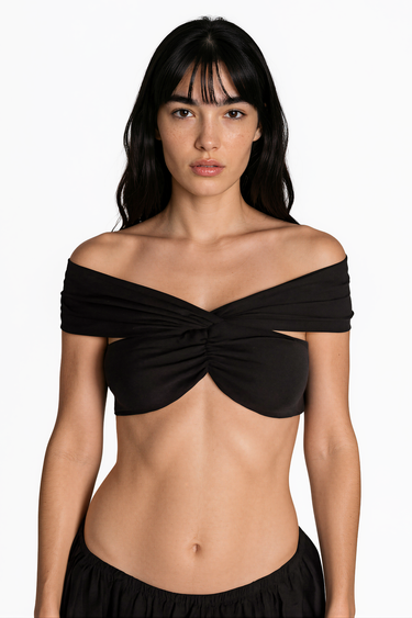 Top bandeau negro Bandeau Paraíso en voile de algodón con escote de hombros descubiertos.