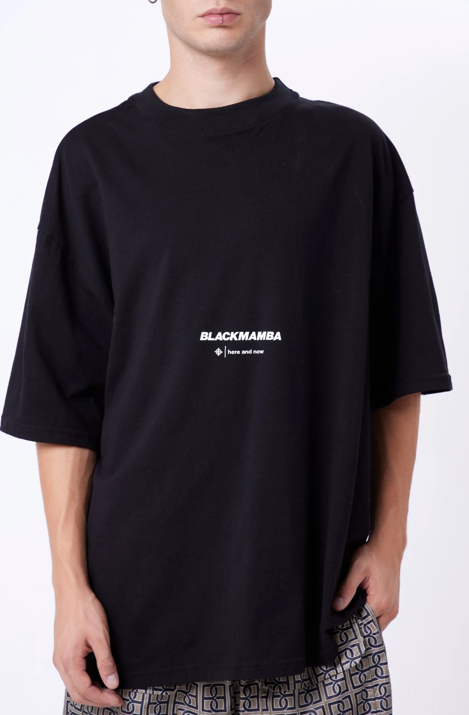 PLAYERA OVERSIZED HERE AND NOW BLACK