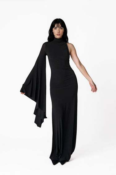 Maxi vestido negro Hollywood Dress con escote asimétrico a un hombro y manga amplia drapeada.